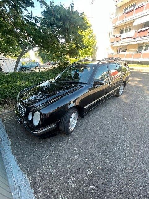 Gebraucht Mercedes E220 Elegance 150 PS (110 kW) 2002 Schwarz Kombi