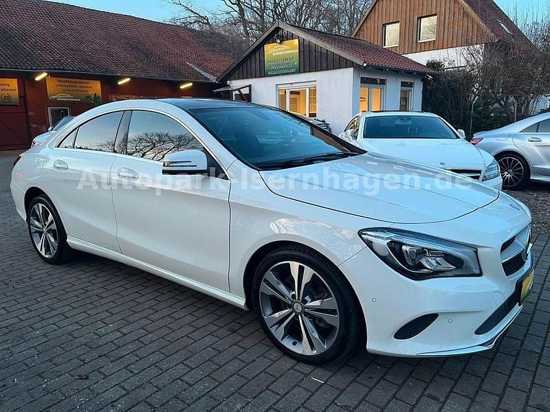 Weiß Gebraucht 2016 Mercedes CLA250 AMG line Limousine | 19.850 € (Guter Preis) - Bild 1/4