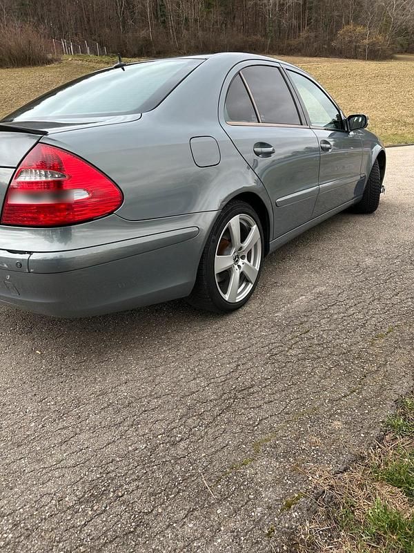 Gebraucht Mercedes E200 163 PS (119 kW) 2004 Blau Limousine
