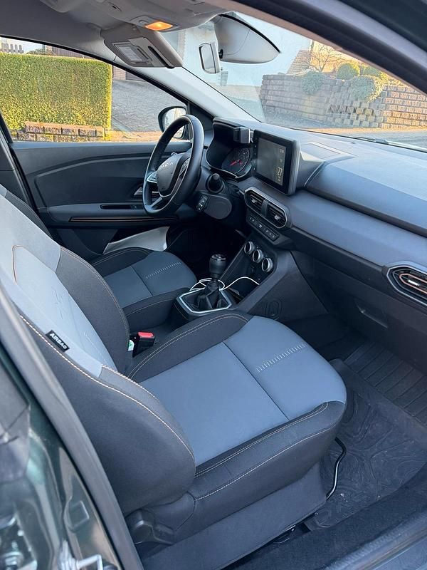 Gebraucht Dacia Jogger Extreme 101 PS (74 kW) 2024 Grün Van / Kleinbus