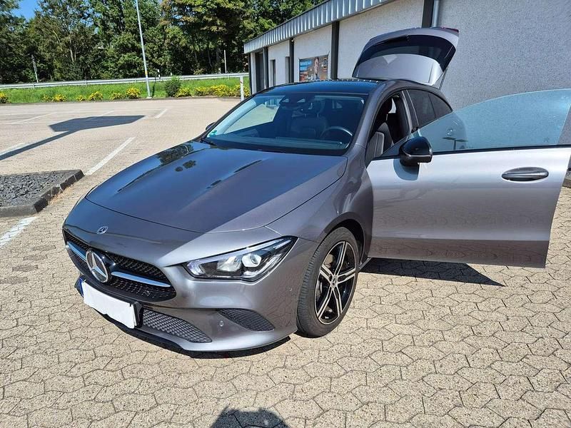 Grau Gebraucht 2022 Mercedes CLA200 Shooting Brake Edition Kombi | 29.950 € (Guter Preis) - Bild 1/4