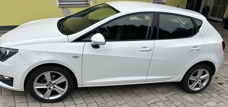 Weiß Gebraucht 2015 Seat Ibiza Limousine | 6.490 € (Guter Preis) - Bild 1/4