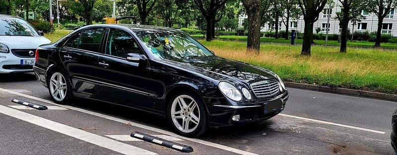 Schwarz Gebraucht 2004 Mercedes E320 Limousine | 5.000 € (Fairer Preis) - Bild 1/4