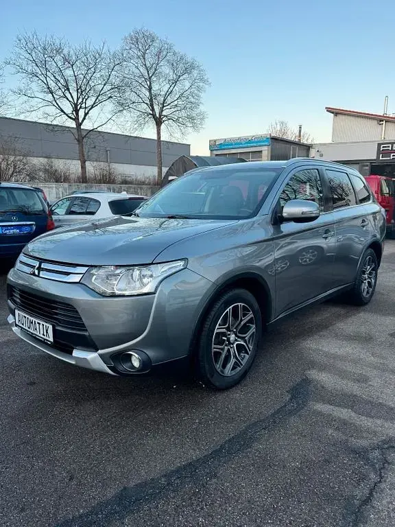 Begagnad Mitsubishi Outlander 150 HK (110 kW) 2015 Grå SUV
