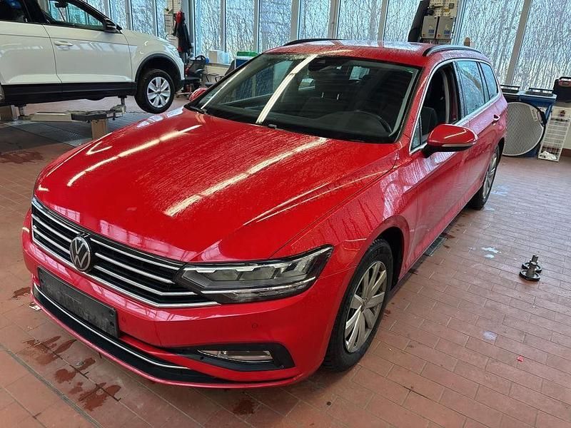 Rot Gebraucht 2023 VW Passat Business Kombi | 15.790 € (Superpreis) - Bild 1/4