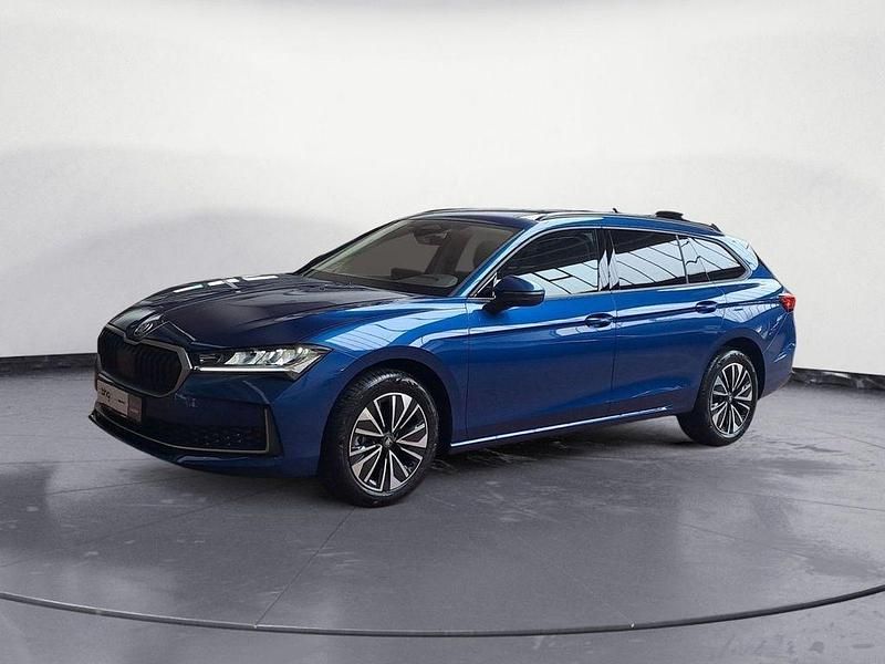 Cobalt blau metallic Neu 2025 Skoda Superb Selection Kombi | 54.490 € - Bild 1/4
