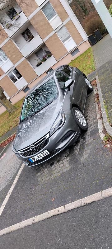 Grau Gebraucht 2018 Opel Astra Limousine | 11.500 € (Fairer Preis) - Bild 1/4