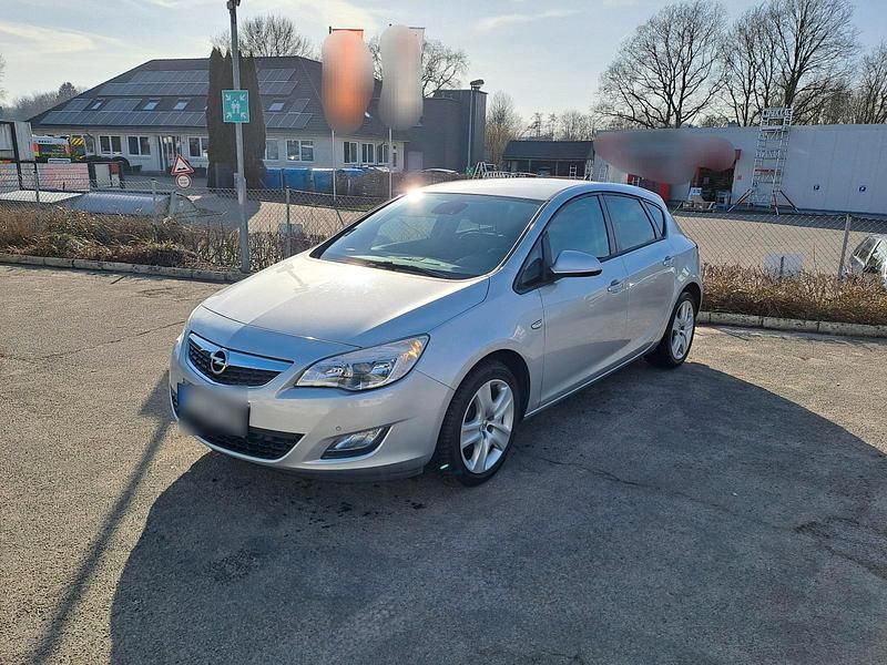 Gebraucht Opel Astra 140 PS (102 kW) 2011 Silber Kleinwagen