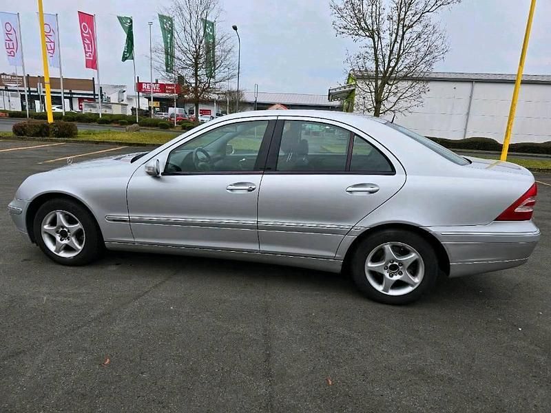 Gebraucht Mercedes C220 143 PS (105 kW) 2004 Silber Limousine