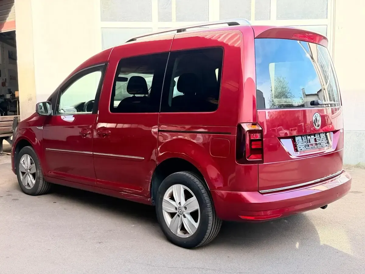 Używany VW Caddy 110 KM (80 kW) 2015 Czerwony Minivan