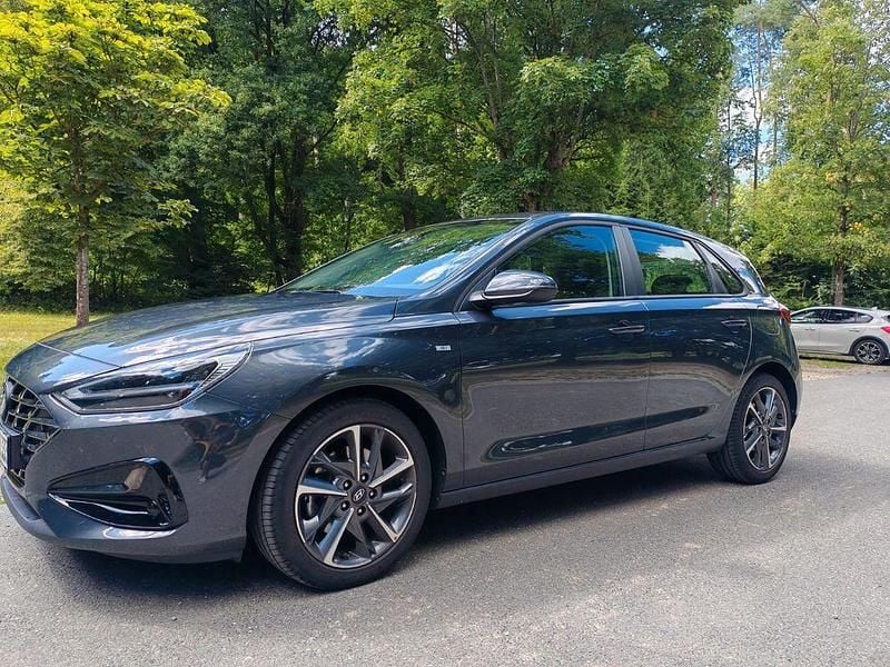 Grau Gebraucht 2022 Hyundai i30 Trend Limousine | 18.500 € (Etwas zu teuer) - Bild 1/4