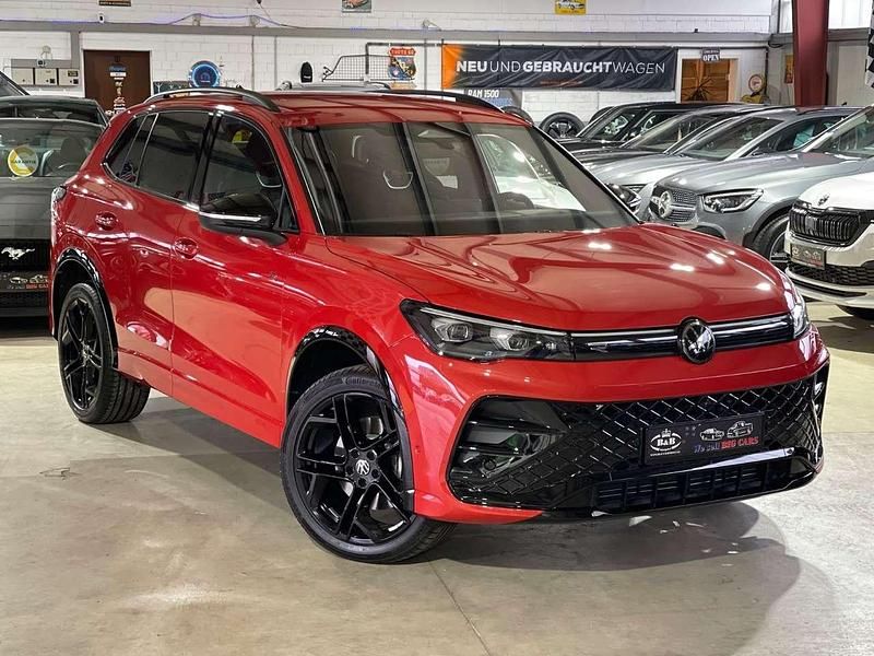 Gebraucht VW Tiguan R-line 193 PS (141 kW) 2024 Persimmon red metallic SUV