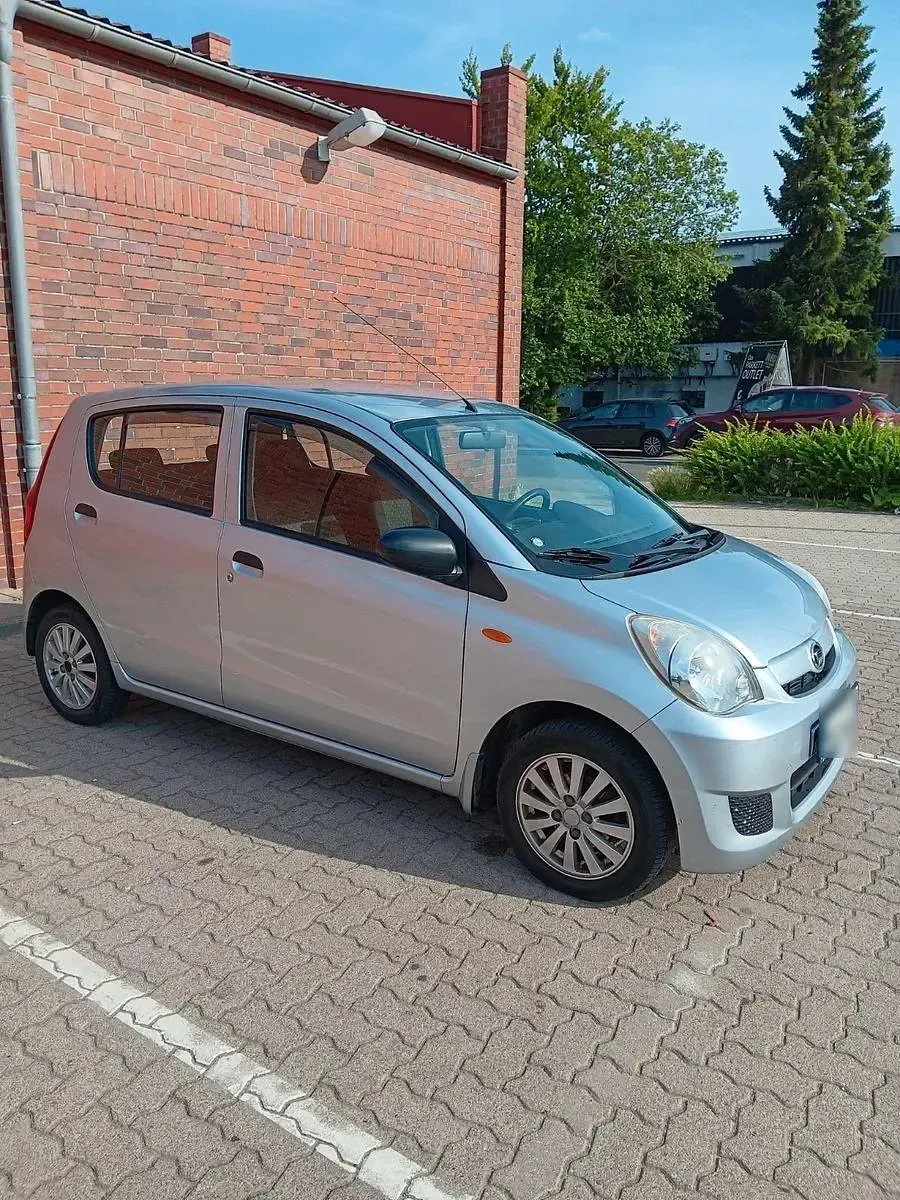 Gebraucht Daihatsu Cuore 69 PS (50 kW) 2012 Grau Kleinwagen