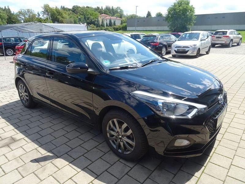 Schwarz Gebraucht 2018 Hyundai i20 Select Limousine | 8.990 € (Etwas zu teuer) - Bild 1/4