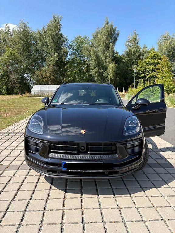 Schwarz Gebraucht 2023 Porsche Macan S SUV | 81.500 € (Fairer Preis) - Bild 1/4