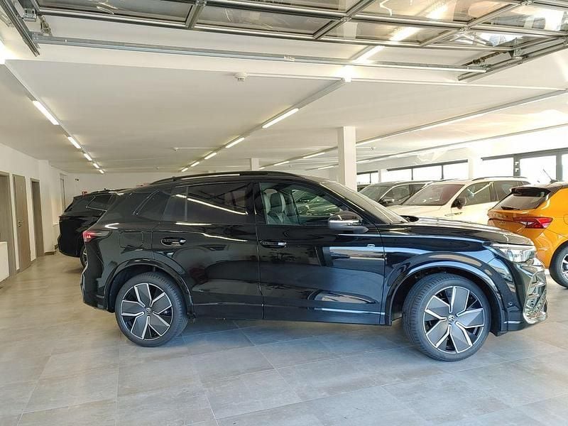 Neu VW Tiguan R-line 150 PS (110 kW) 2026 Grenadillschwarzmetallic SUV