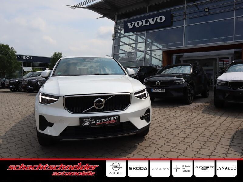 Crystal weißperleffekt Gebraucht 2024 Volvo XC40 Core SUV | 39.890 € (Fairer Preis) - Bild 1/4