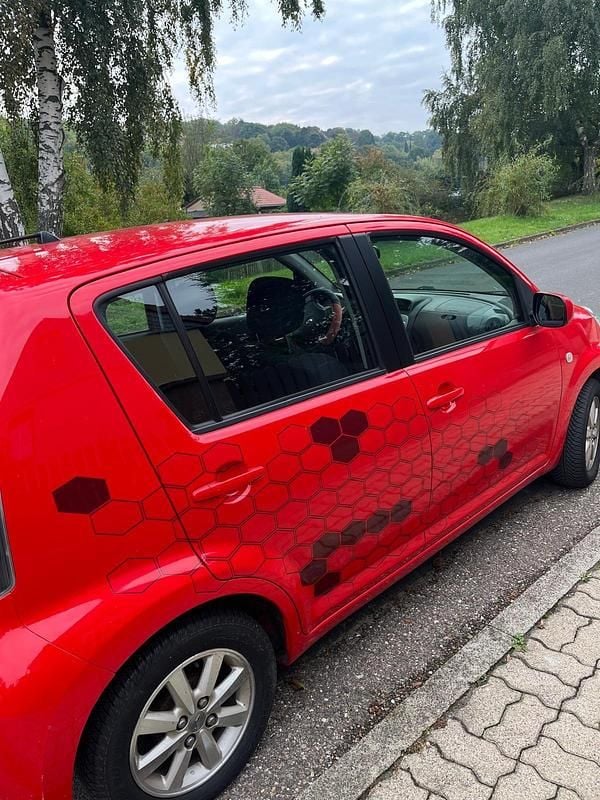 Rot Gebraucht 2011 Daihatsu Sirion Kleinwagen | 4.600 € (Fairer Preis) - Bild 1/4
