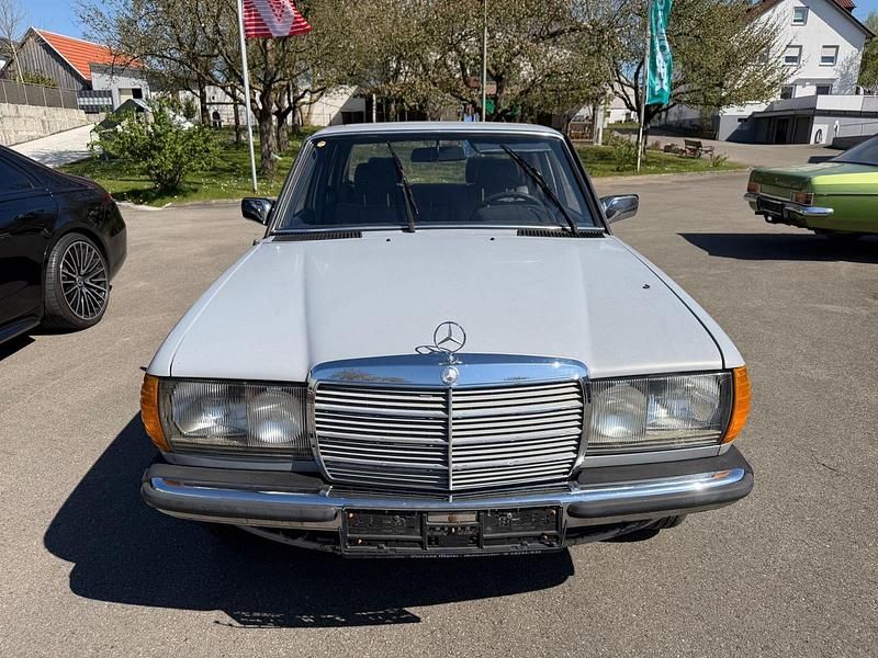 Usata Mercedes 240 1983 Grigio Berlina