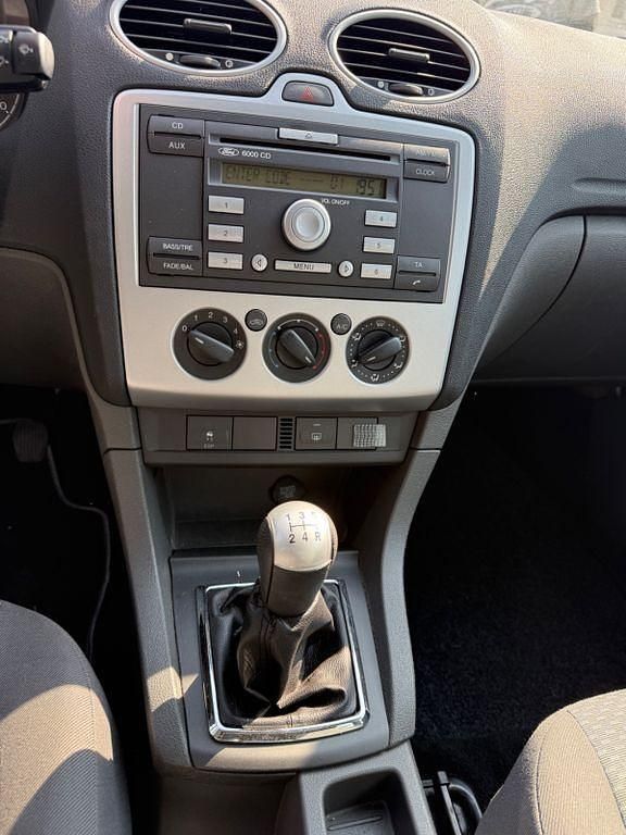 Gebraucht Ford Focus Trend 101 PS (74 kW) 2005 Blau Kleinwagen