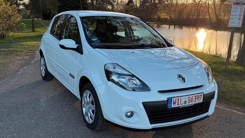 Gebraucht Renault Clio IV 80 PS (58 kW) 2012 Weiß Kleinwagen
