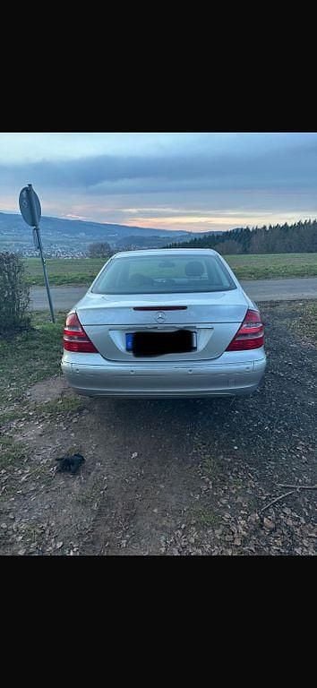 Gebraucht Mercedes E220 Elegance 150 PS (110 kW) 2003 Silber Limousine