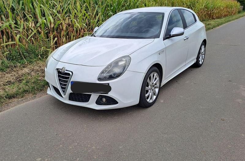 Weiß Gebraucht 2011 Alfa Romeo Giulietta Turismo Kleinwagen | 5.990 € (Fairer Preis) - Bild 1/4