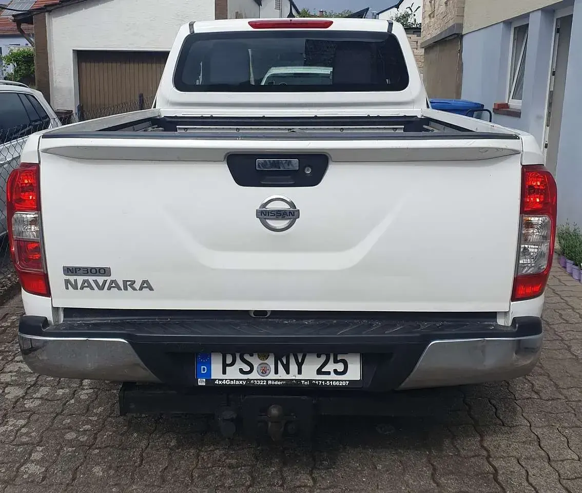 Gebraucht Nissan Navara Acenta 163 PS (119 kW) 2015 Weiß Pickup