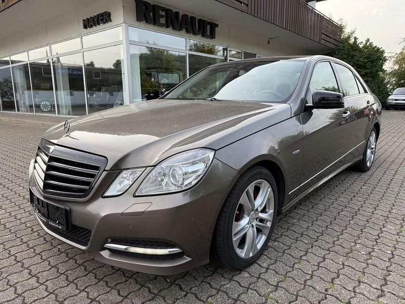 Grau Gebraucht 2012 Mercedes E220 Avantgarde Limousine | 10.950 € (Fairer Preis) - Bild 1/4