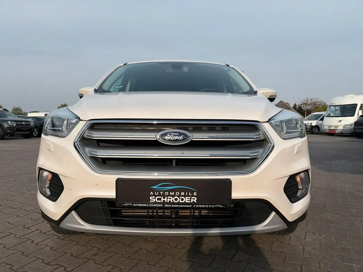 Gebraucht Ford Kuga Titanium 179 PS (131 kW) 2019 Weiß SUV