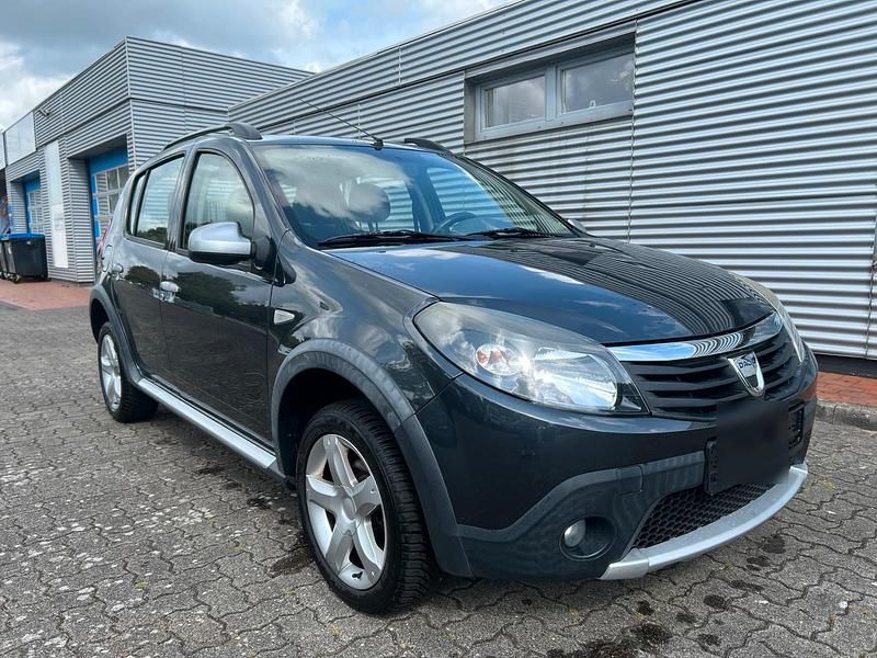Grau Gebraucht 2011 Dacia Sandero Stepway Kleinwagen | 4.390 € (Etwas zu teuer) - Bild 1/4