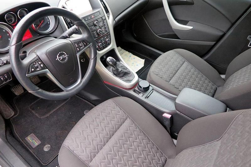 Gebraucht Opel Astra Active 140 PS (102 kW) 2013 Silber Limousine