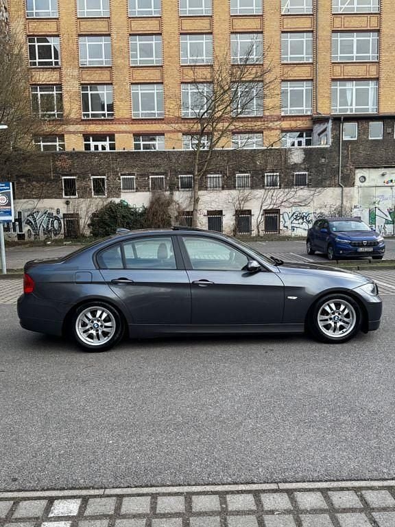 Gebraucht BMW 318 129 PS (94 kW) 2006 Grau Limousine