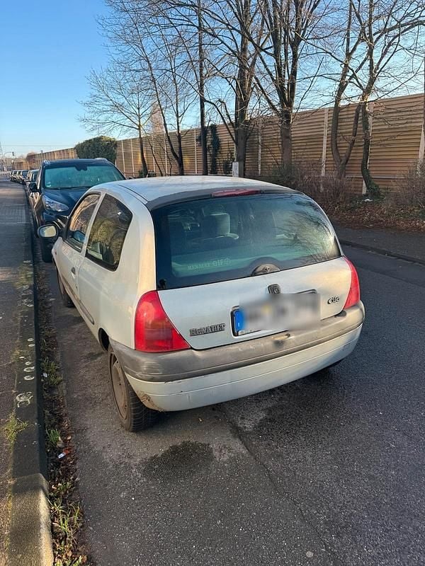 Grau Gebraucht 2000 Renault Clio II Kleinwagen | 600 € (Guter Preis) - Bild 1/4