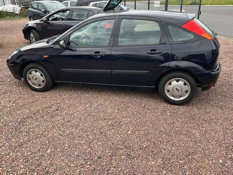 Blau Gebraucht 2004 Ford Focus Limousine | 300 € (Superpreis) - Bild 1/4