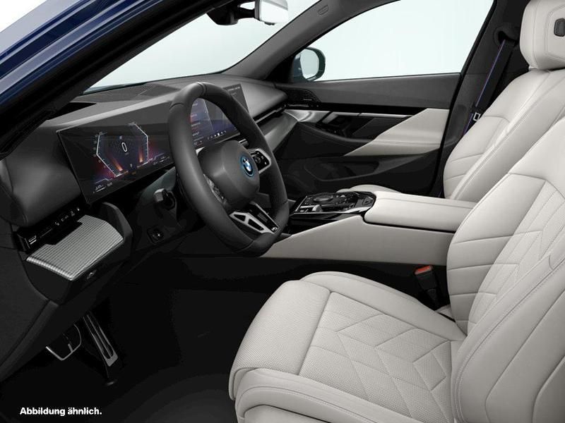 Gebraucht BMW 550e M Sport 489 PS (359 kW) 2025 Blau Kombi