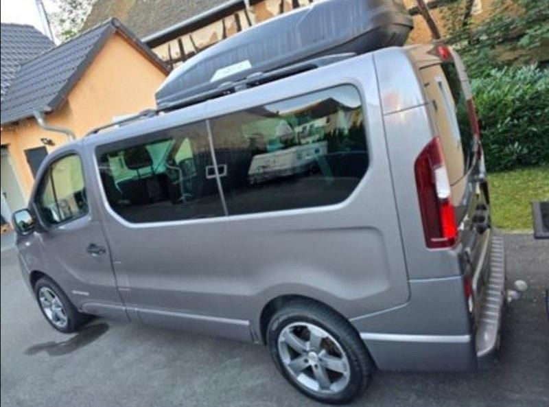 Grau Gebraucht 2016 Renault Trafic Van / Kleinbus | 19.300 € - Bild 1/4