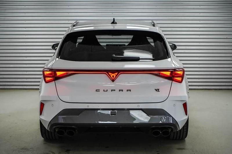 Gebraucht Cupra Leon VZ 333 PS (244 kW) 2025 Glacial white metallic (2y)