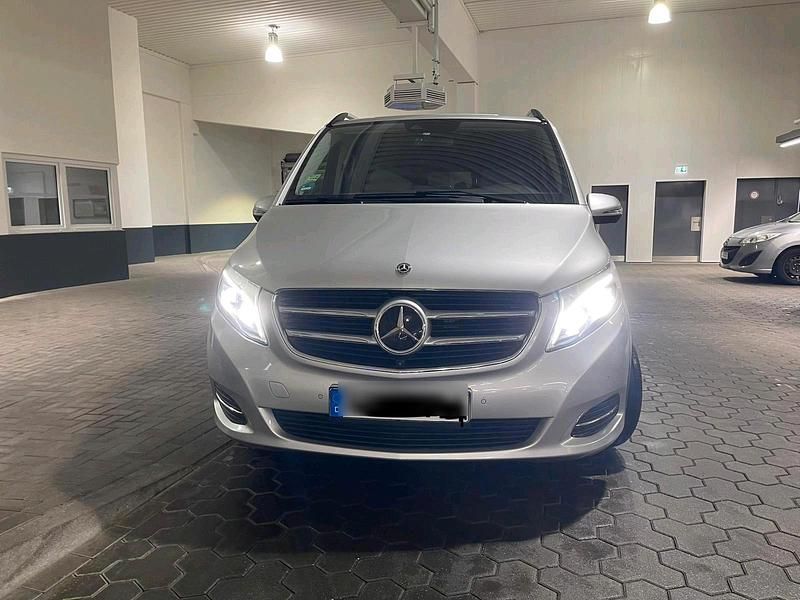 Silber Gebraucht 2018 Mercedes V220 Van / Kleinbus | 28.500 € (Fairer Preis) - Bild 1/4