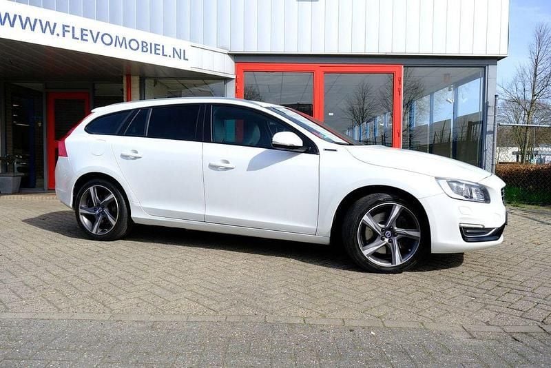 Gebraucht Volvo V60 163 PS (119 kW) 2015 Weiß Kombi