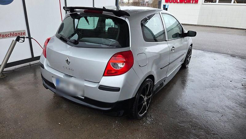 Gebraucht Renault Clio II 75 PS (55 kW) 2009 Silber Kleinwagen