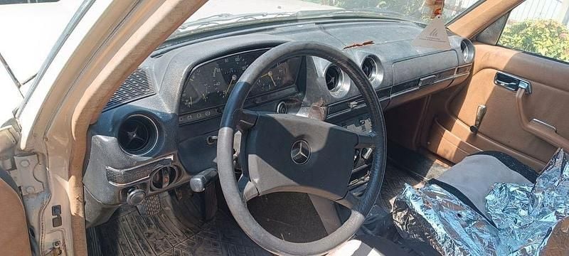 Gebraucht Mercedes 200 60 PS (44 kW) 1976 Beige Limousine