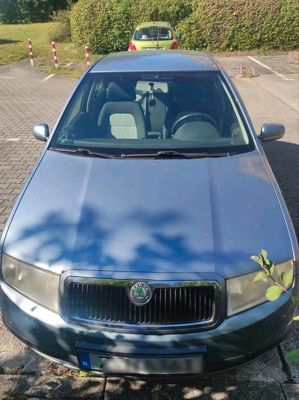 Grau Gebraucht 2004 Skoda Fabia Limousine | 750 € (Guter Preis) - Bild 1/4