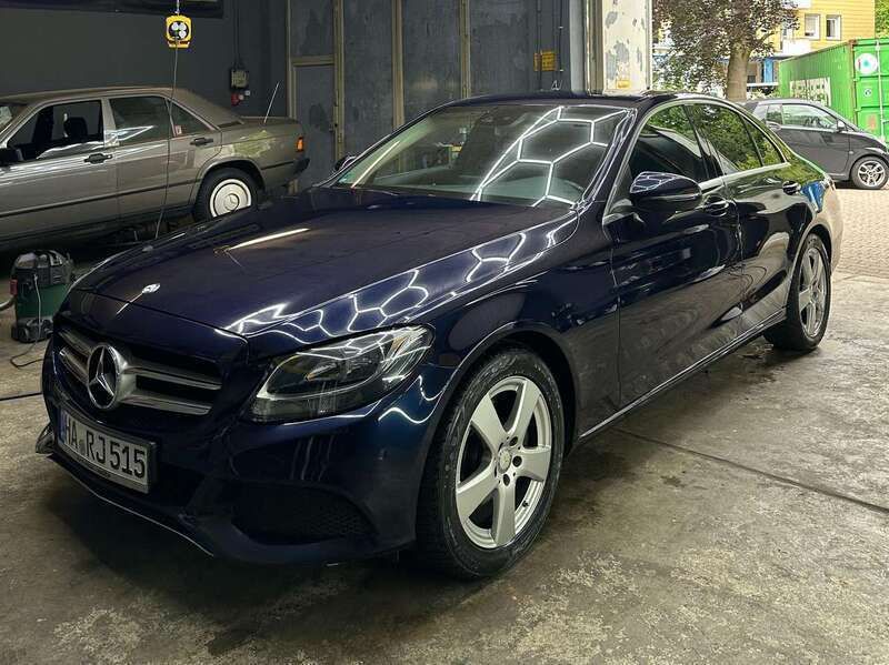 Blau Gebraucht 2017 Mercedes C220 Limousine | 18.400 € (Guter Preis) - Bild 1/4
