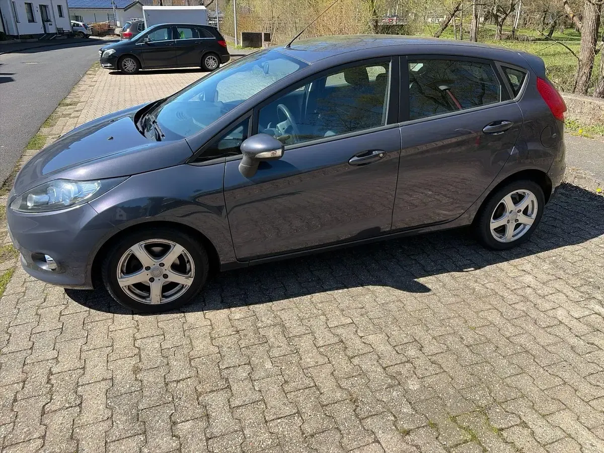 Gebraucht Ford Fiesta 69 PS (50 kW) 2012 Blau Kleinwagen