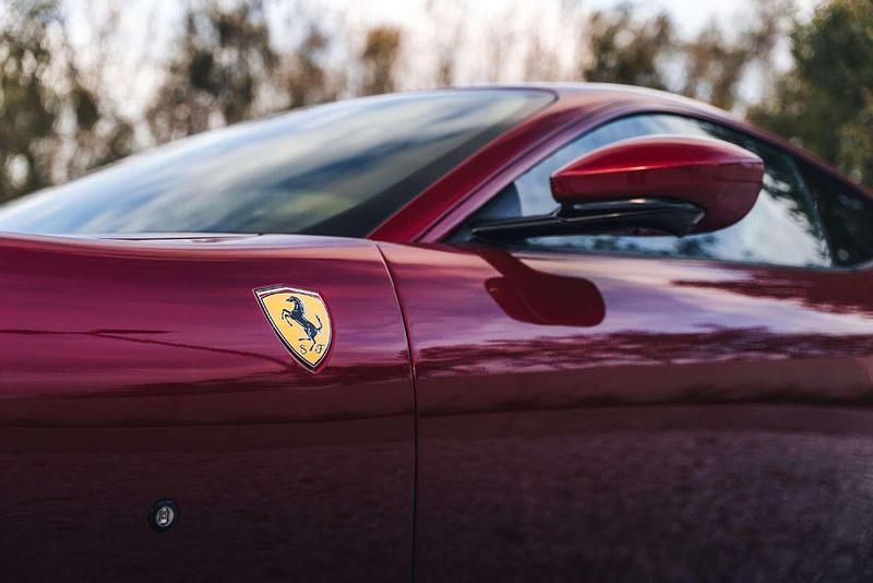 Gebraucht Ferrari Roma 620 PS (456 kW) 2023 Rot