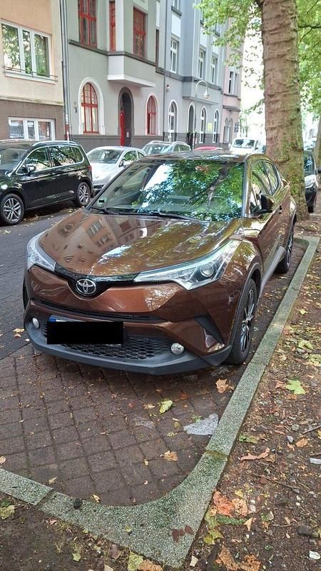 Braun Gebraucht 2017 Toyota C-HR Lounge SUV | 16.900 € (Etwas zu teuer) - Bild 1/4