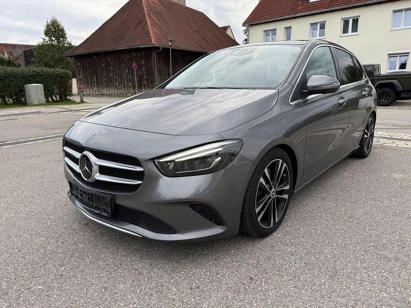 Grau Gebraucht 2020 Mercedes B220 Edition 1 Van / Kleinbus | 26.950 € (Fairer Preis) - Bild 1/4