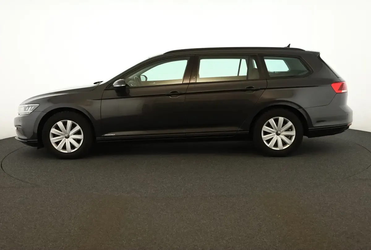 Gebraucht VW Passat 122 PS (89 kW) 2023 Mangangrau metallic Kombi