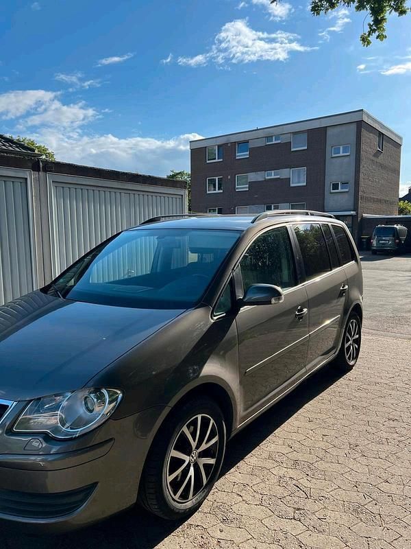 Grau Gebraucht 2009 VW Touran Van / Kleinbus | 2.000 € (Superpreis) - Bild 1/4
